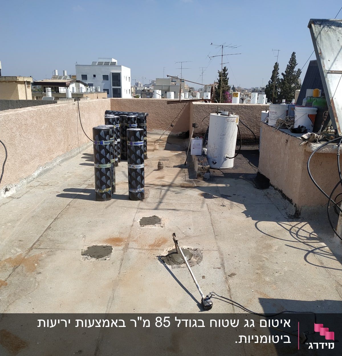 גלילי איטום על גג בטון עם חורים מתוקנים